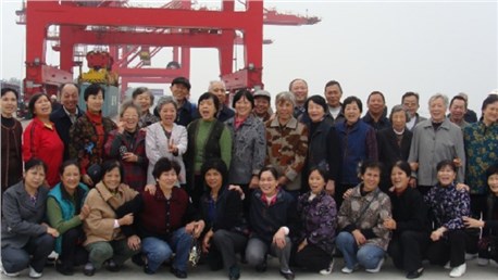 公司离退休老同志参观会展中心等地